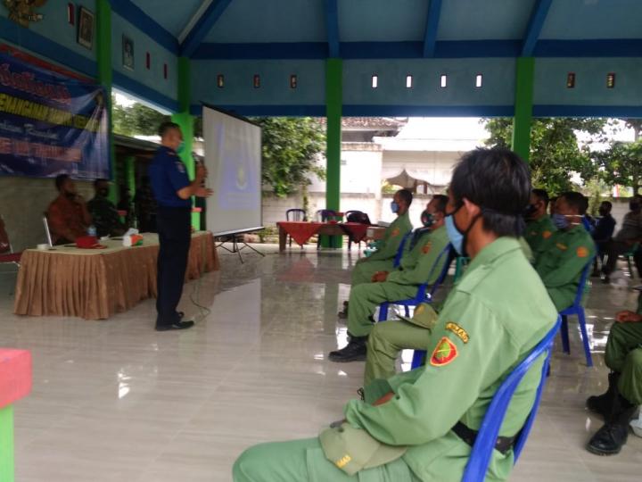 Anggota Satgas TMMD Bojonegoro Bantu Berikan Pengarahan Tentang Kebakaran